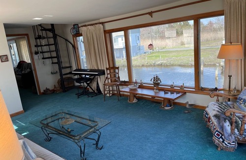 Mud City Maison | SANDY FEET RETREAT-Waterfront home - 5 mins to LBI