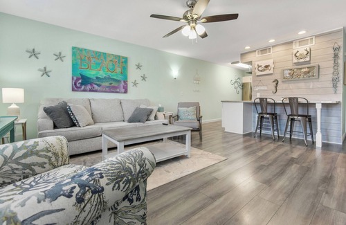 Navarre Beach Maison | Sandy Paws-Cute 1 bedroom, 1 block from the beach! Sleeps 4. Pup friendly!