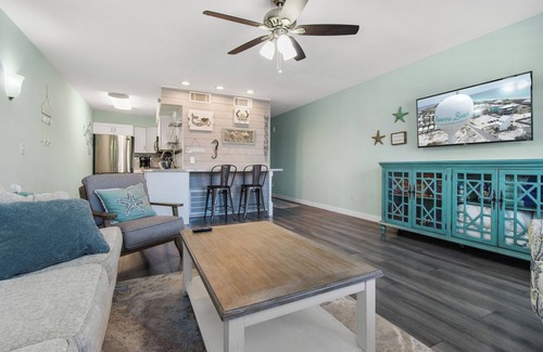 Navarre Beach Maison | Sandy Paws-Cute 1 bedroom, 1 block from the beach! Sleeps 4. Pup friendly!