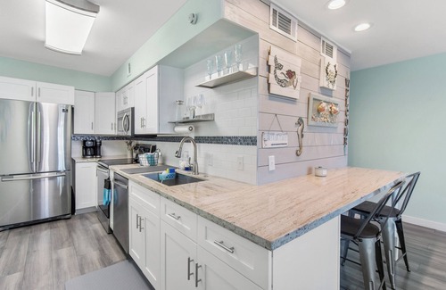 Navarre Beach Maison | Sandy Paws-Cute 1 bedroom, 1 block from the beach! Sleeps 4. Pup friendly!
