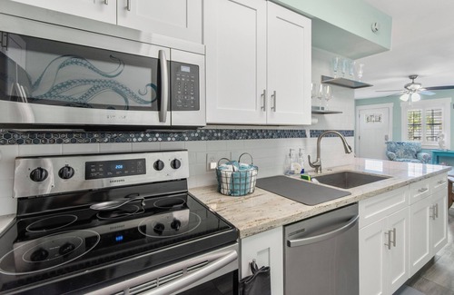 Navarre Beach Maison | Sandy Paws-Cute 1 bedroom, 1 block from the beach! Sleeps 4. Pup friendly!