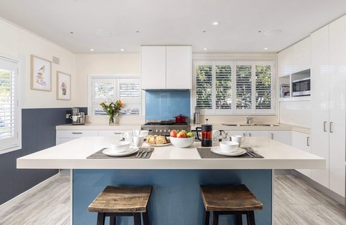 Corlette Appartement | Sandy Point Escape - waterfront apartment, walk into pristine waters, walk to beach