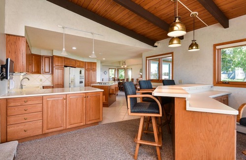 Mound Maison | Sandy Shore Beach House: Lake Minnetonka