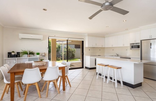 Yamba Maison | Sandy Shores | Absolute Waterfront with swimming pool