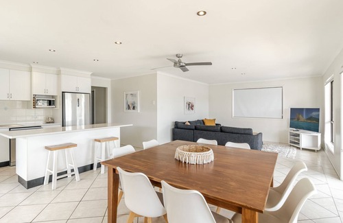 Yamba Maison | Sandy Shores | Absolute Waterfront with swimming pool