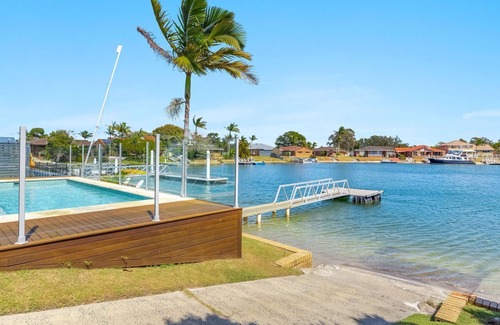 Yamba Maison | Sandy Shores | Absolute Waterfront with swimming pool