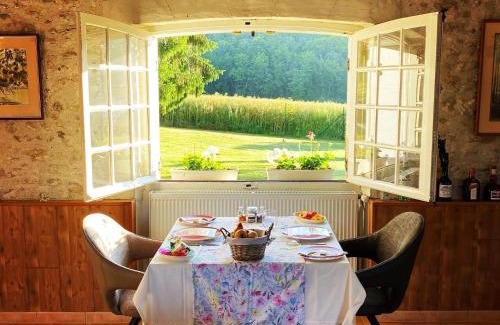 Luzille Lit Et Petit-Déjeuner | Sans Souci Bed and Breakfast Luxe Heated Pool and Restaurant