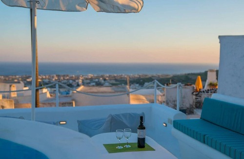 Santorini Maison | Santorini-Treasures Rockside Villa Traditional