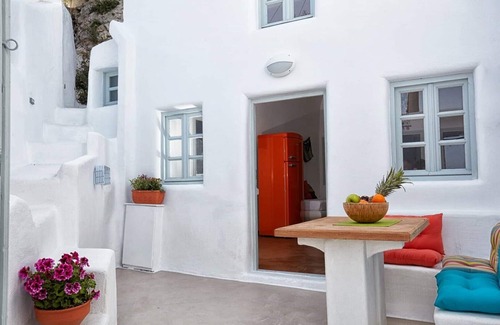 Santorini Maison | Santorini-Treasures Rockside Villa Traditional