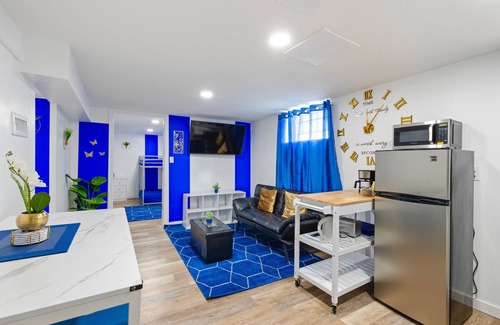 Old Brooklyn Maison | Sapphire Haven: Charm & Cozy 1BR Private Basement Retreat | Laundry & Safe Location 8 Min To Airport