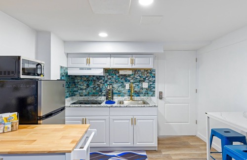 Old Brooklyn Maison | Sapphire Haven: Charm & Cozy 1BR Private Basement Retreat | Laundry & Safe Location 8 Min To Airport