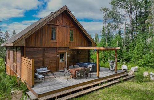 Notre-Dame-de-la-Merci Chalet De Ski | Sara Architect Cabin, Spa, Sauna & Hiking