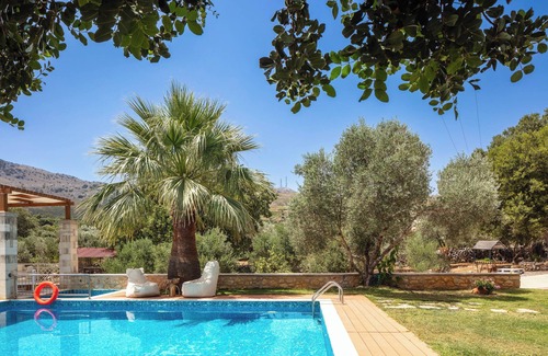 Roussospiti Villa | Villa Saridakis! Piscine privée, salle de gym, piscine pour enfants, à distance de marche des tavernes!