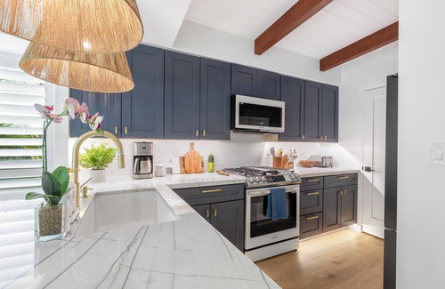 White St. Gallery Maison | SATISFY MY SOUL ~ 3 BR, 3.5 Ba Newly Renovated Mid Town Home w/ Pool!