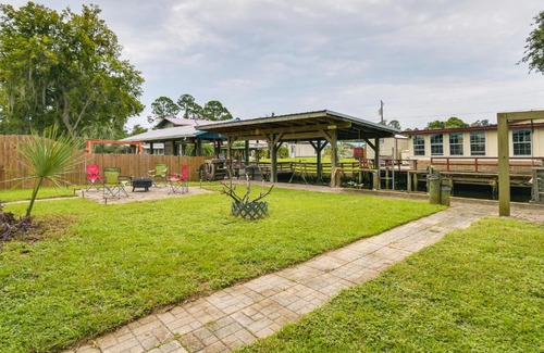 Satsuma Maison | Satsuma Home with Fire Pit and Dunns Creek Access!