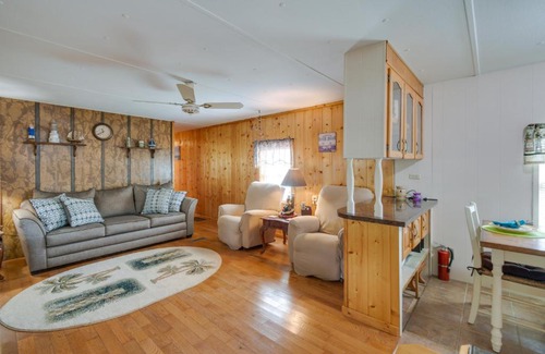 Satsuma Maison | Satsuma Home with Fire Pit and Dunns Creek Access!