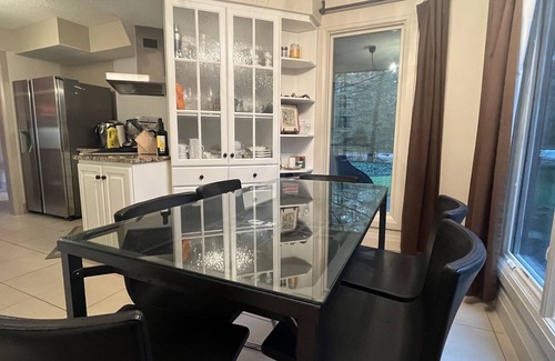 Grand Bend Maison | Saunter to the Beach (3 min walk)