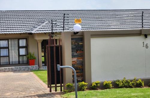 Emalahleni Maison | Savanna Buffalo Guest House