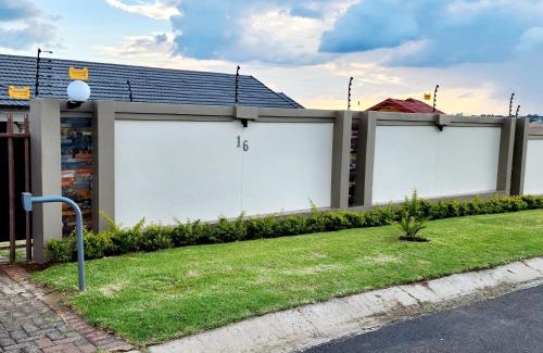 Emalahleni Maison | Savanna Buffalo Guest House