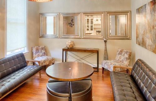 Old West Broad Neighborhood Maison | Savannah Lez Frederick