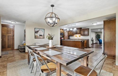 Sawyer Maison | Sawyer Farmhouse -Spacious Retreat with 5 Bedrooms
