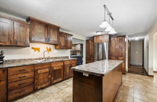 Sawyer Maison | Sawyer Farmhouse -Spacious Retreat with 5 Bedrooms