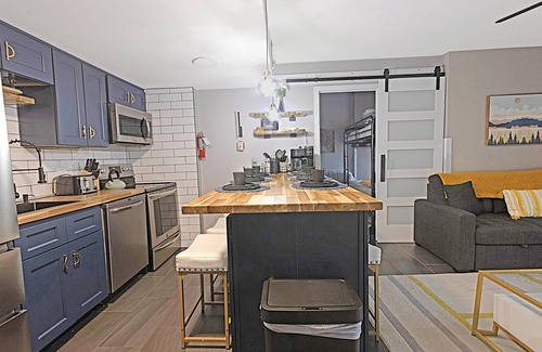 Snowshoe Copropriété | SC 5606: Top-notch & exclusive w/pool. Perfect for your next summer getway!