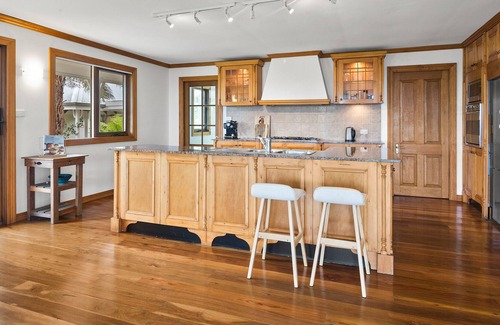 Knights Hill Maison | Scenic 4-Bed Hilltop Getaway with Stunning Views