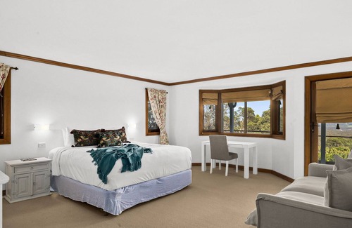 Knights Hill Maison | Scenic 4-Bed Hilltop Getaway with Stunning Views