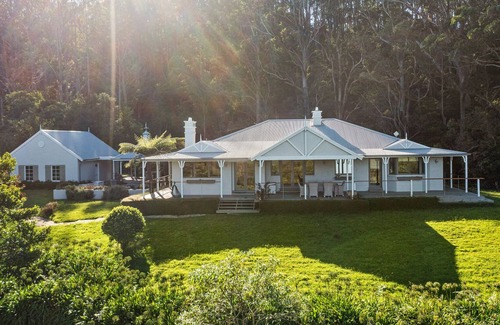 Knights Hill Maison | Scenic 4-Bed Hilltop Getaway with Stunning Views