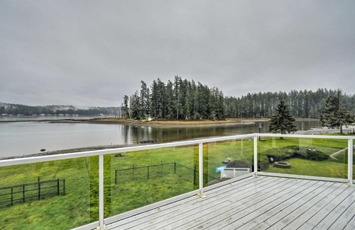 Allyn Maison | Scenic and Spacious Getaway on North Bay with Deck!