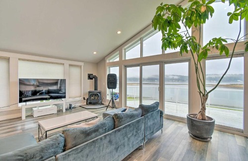 Allyn Maison | Scenic and Spacious Getaway on North Bay with Deck!