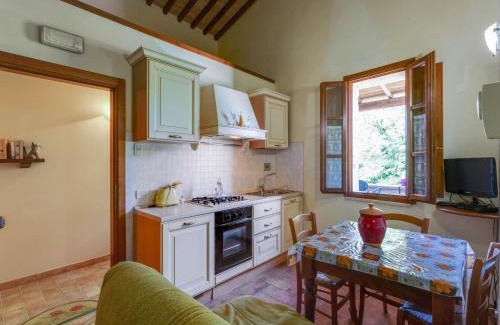 Casole d'Elsa Appartement | Scenic Apartment in Casole d'Elsa with Pool