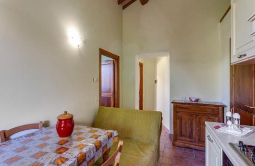 Casole d'Elsa Appartement | Scenic Apartment in Casole d'Elsa with Pool