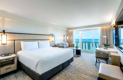 Isla Verde Station Balnéaire | Scenic Escape Room: Ocean Views w/ Ultimate Comfort | Onsite Parking Available