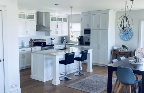 Hampton Maison | Scenic Getaway - beautiful views, quiet location close to local restaurants!!!