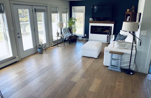 Hampton Maison | Scenic Getaway - beautiful views, quiet location close to local restaurants!!!