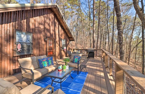 Higden Maison | Scenic Greers Ferry Cabin with Deck and Fire Pit!