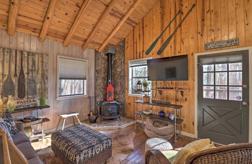 Higden Maison | Scenic Greers Ferry Cabin with Deck and Fire Pit!