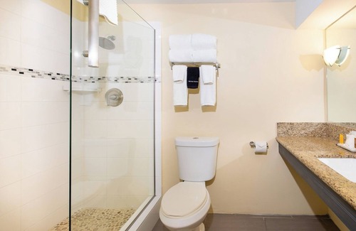 Christiansted Hôtel | Scenic Harbor View | 4 Queen Rooms | Group-Friendly Stay Near Attractions