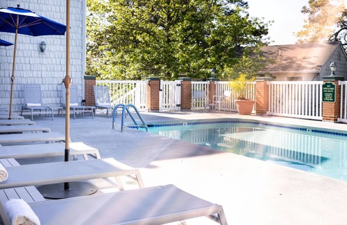 Country Club Estates Appartement | Scenic King Room | Garden Views & Easy Access