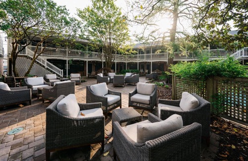 Country Club Estates Appartement | Scenic King Room | Garden Views & Easy Access