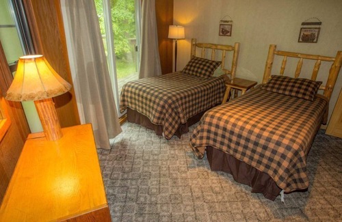 Puposky Cabine | Scenic Lakeside Octagon - Lake Views & Rustic Wood Stove