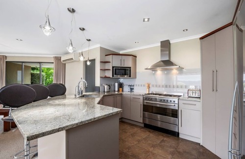 Acacia Bay Maison | Base: 4 Extra: $30 172 Hill View Drive