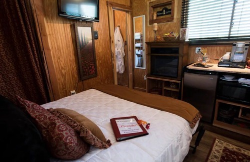 Chestnut Mound Lit Et Petit-Déjeuner | Scenic views and quiet comfort! The Piccolo private getaway @ Tuscany Inn