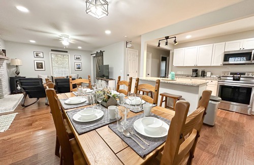 Carthage Cottage | Scenic Views, king bed, Quiet Retreat, Projector Room with 2 Canine Friends