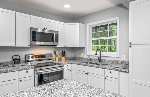 Carthage Cottage | Scenic Views, king bed, Quiet Retreat, Projector Room with 2 Canine Friends