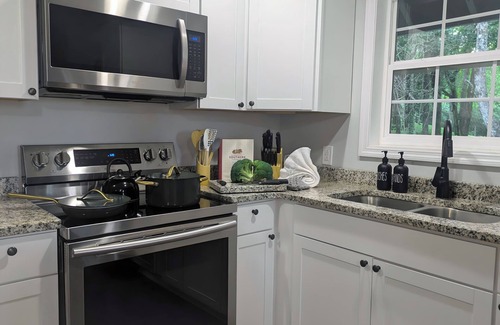 Carthage Cottage | Scenic Views, king bed, Quiet Retreat, Projector Room with 2 Canine Friends