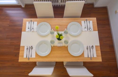 Lampertheim Appartement | Schöne 2 Zimmerwohnung mit UHD-TV, großem Balkon und Hängematte