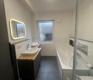 Buxtehude Appartement | Schöne Ferienwohnung in Buxtehude- Zentral -Lade Säule -6Person